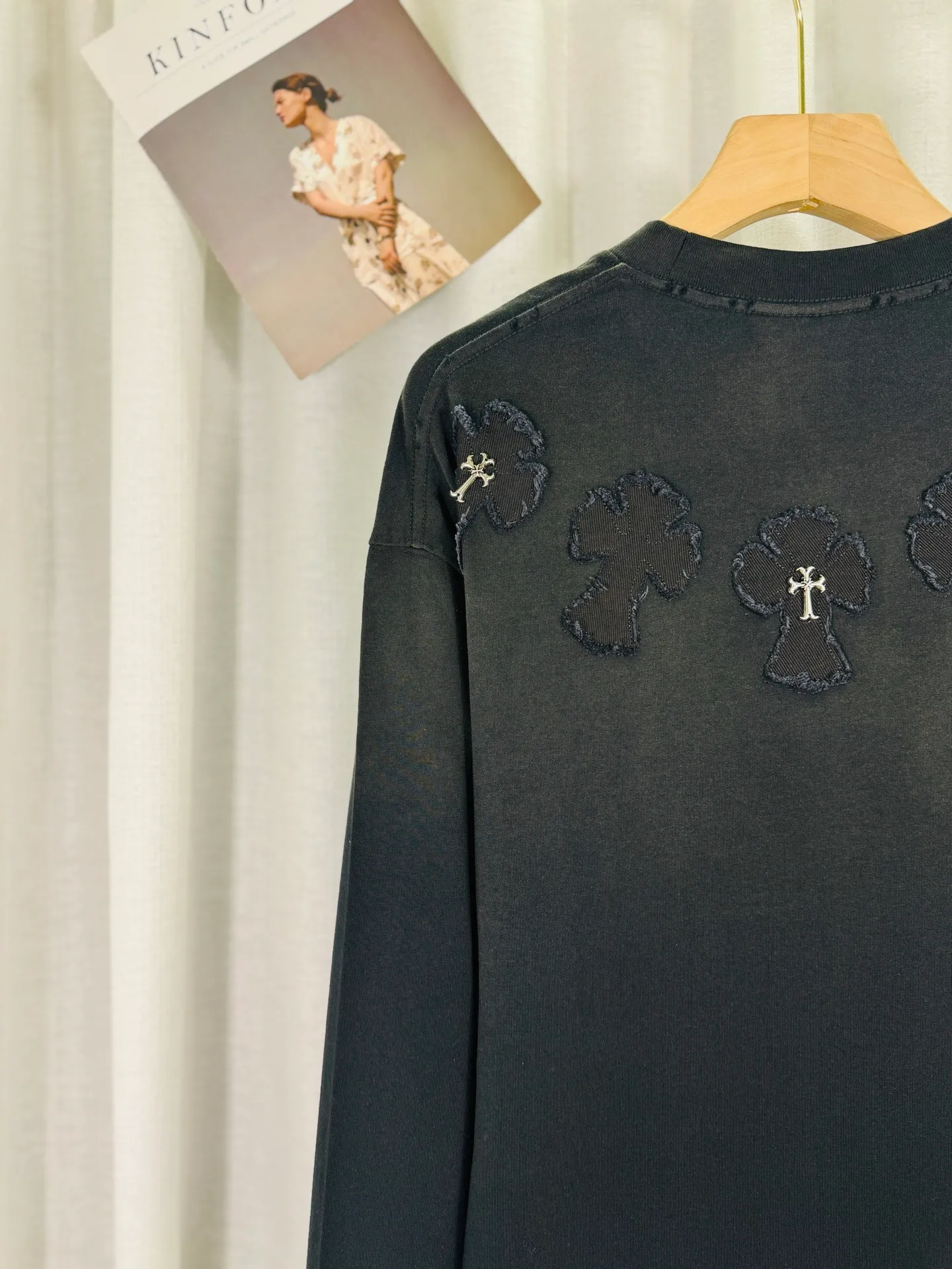 P250 top version, real shot without P, ​​different from market currency) 𝗖𝗵𝗿𝗼𝗺𝗲 𝗛𝗲𝗮𝗿𝘁𝘀/Cro Heart 2025 Autumn and Winter Horseshoe Cross Appliqué Embroidered Couple Casual Long Sleeve 👑The highest version! Customized fabric 320g fabric! Horseshoe cross patch embroidery, a best-selling model at the counter, very comfortable to wear. Accessories: original molded and authenticated collar label ➕ 100% silk wash water label. Genuine purchase-grade original hangtag➕matching hanging rope➕3D hanging beads➕original packaging bag. Craftsmanship: The original version has consistent wiring! The highest version of the armhole matching technique! Color: Black White Size: S M L XL Style No.: 5172